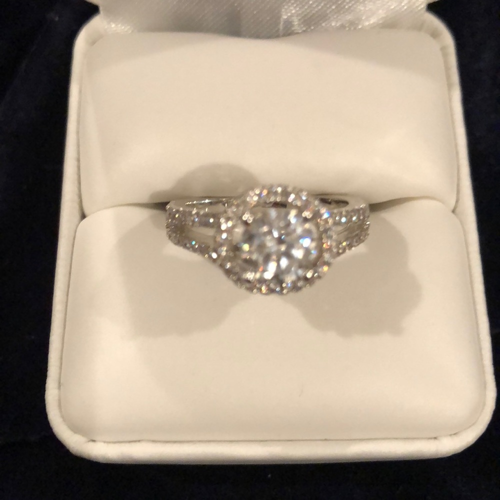 Stunning engagement ring - Picture 4 of 5